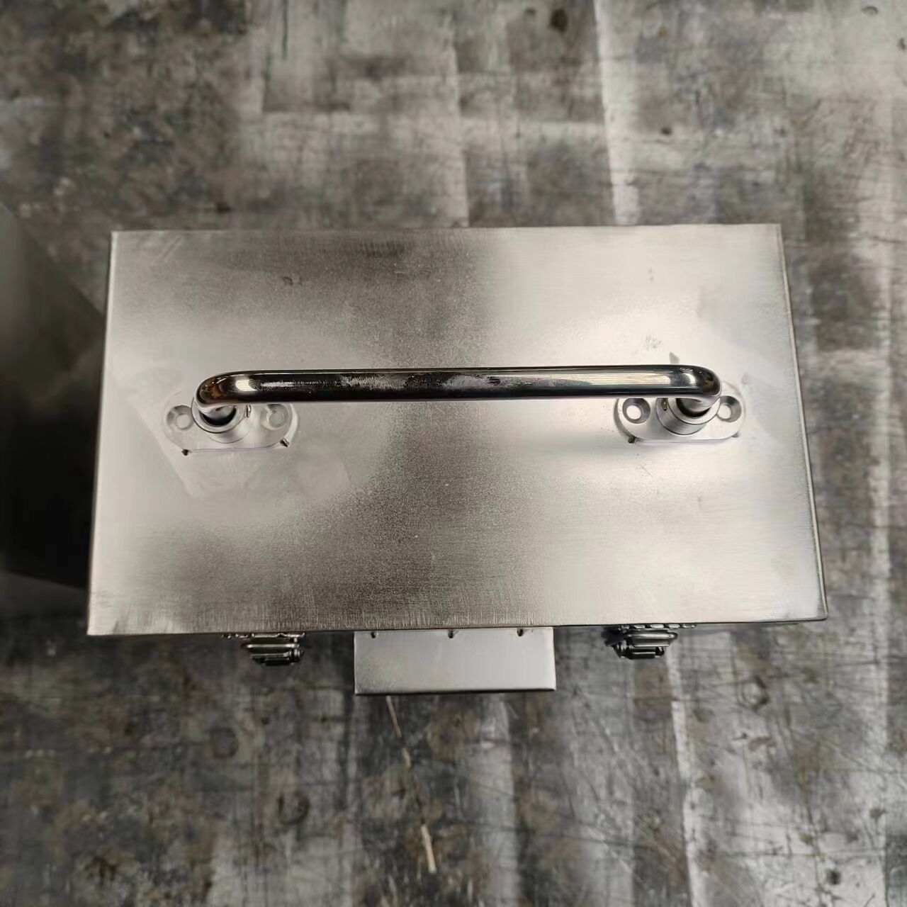 鄂尔多斯铅箱：辐射安全的坚固堡垒